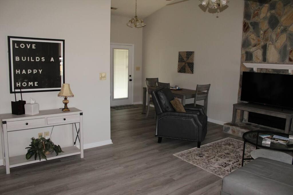 Cheerful 2-Bedroom, 2 Bath With Private Parking Файетвил Екстериор снимка